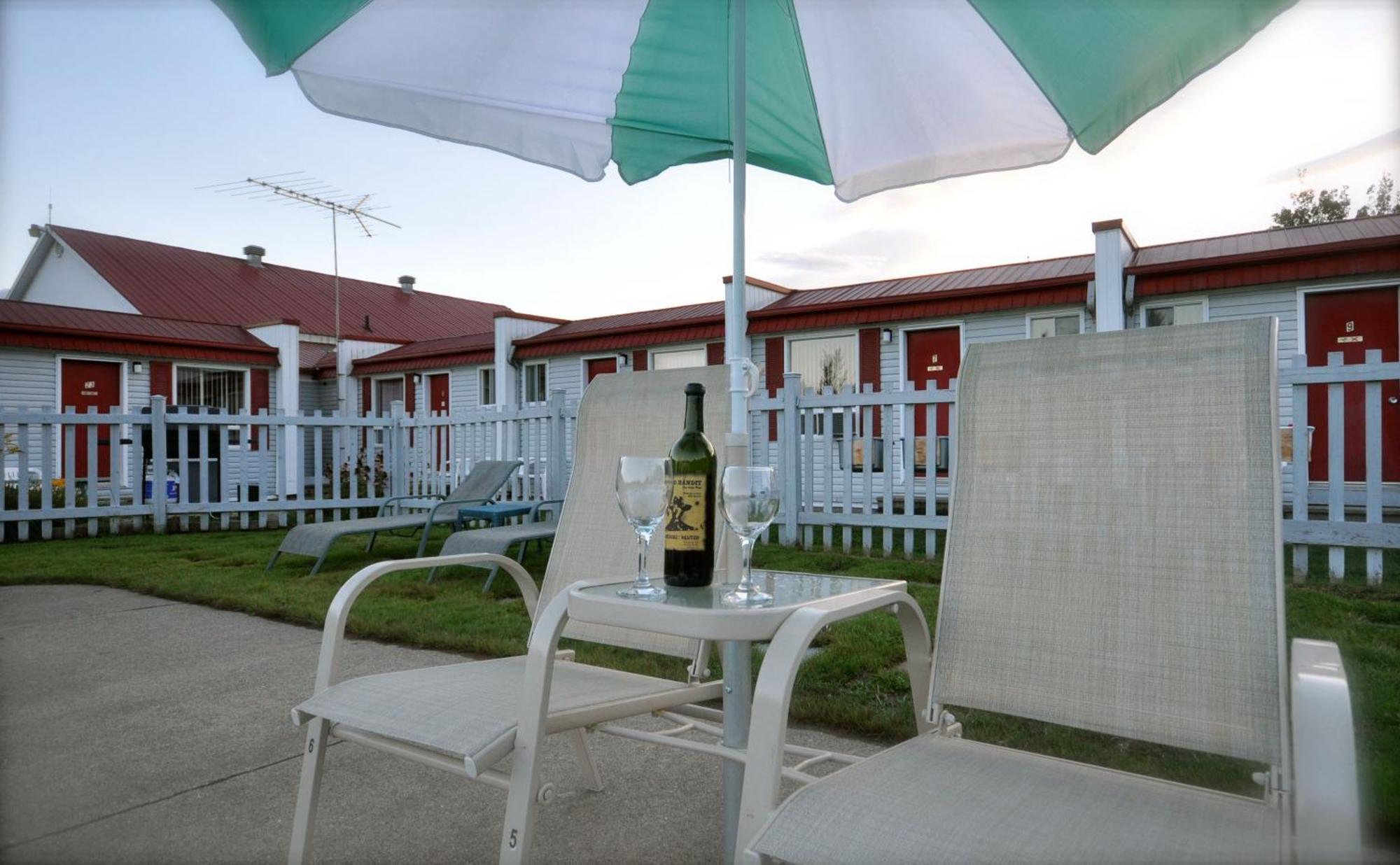 Motel De La Pente Douce Magog Bagian luar foto